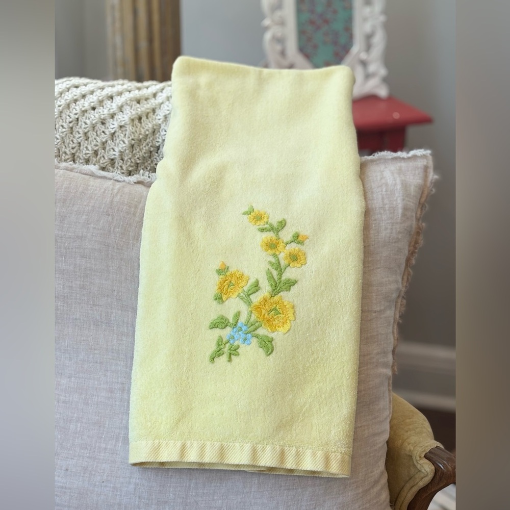 Vintage Ames Embroidered Yellow Floral Bath Towel. 26”x47” Cottagecore | MCM